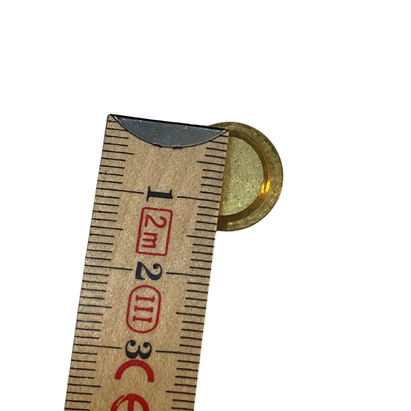 Närbild på 12 mm utvändig gänga på mässingspropp