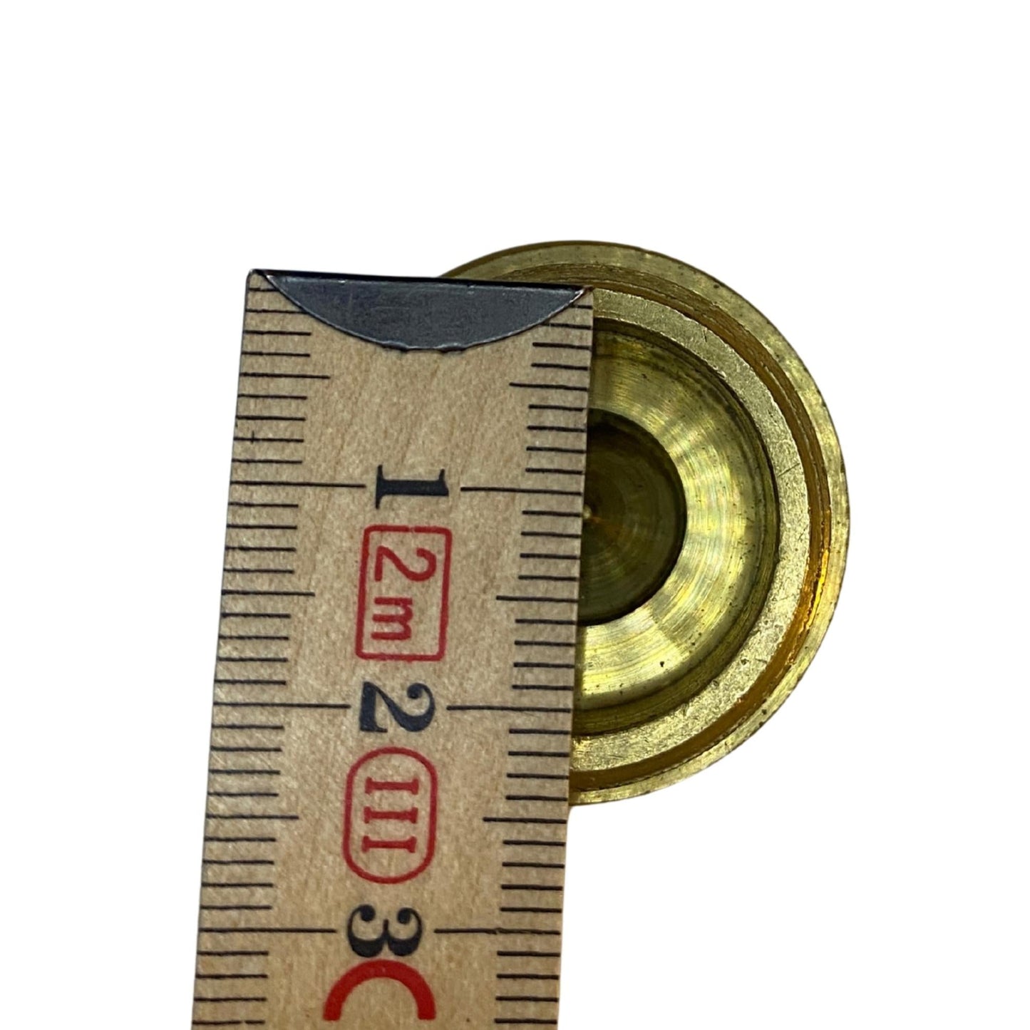 Närbild på 22 mm utvändig gänga i mässing med måttband