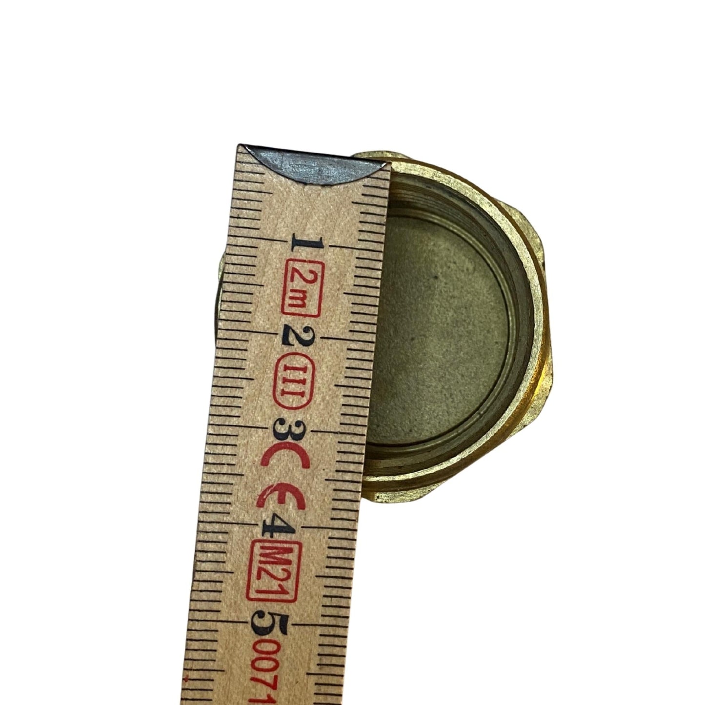 Närbild på 32 mm invändig gänga med måttband