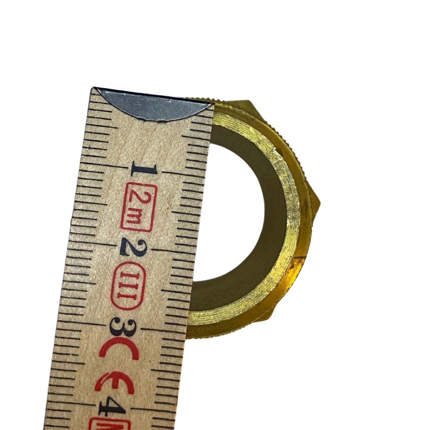 Närbild på 32mm DZR mässingsreducering märkt EZ-CR med invändig öppning