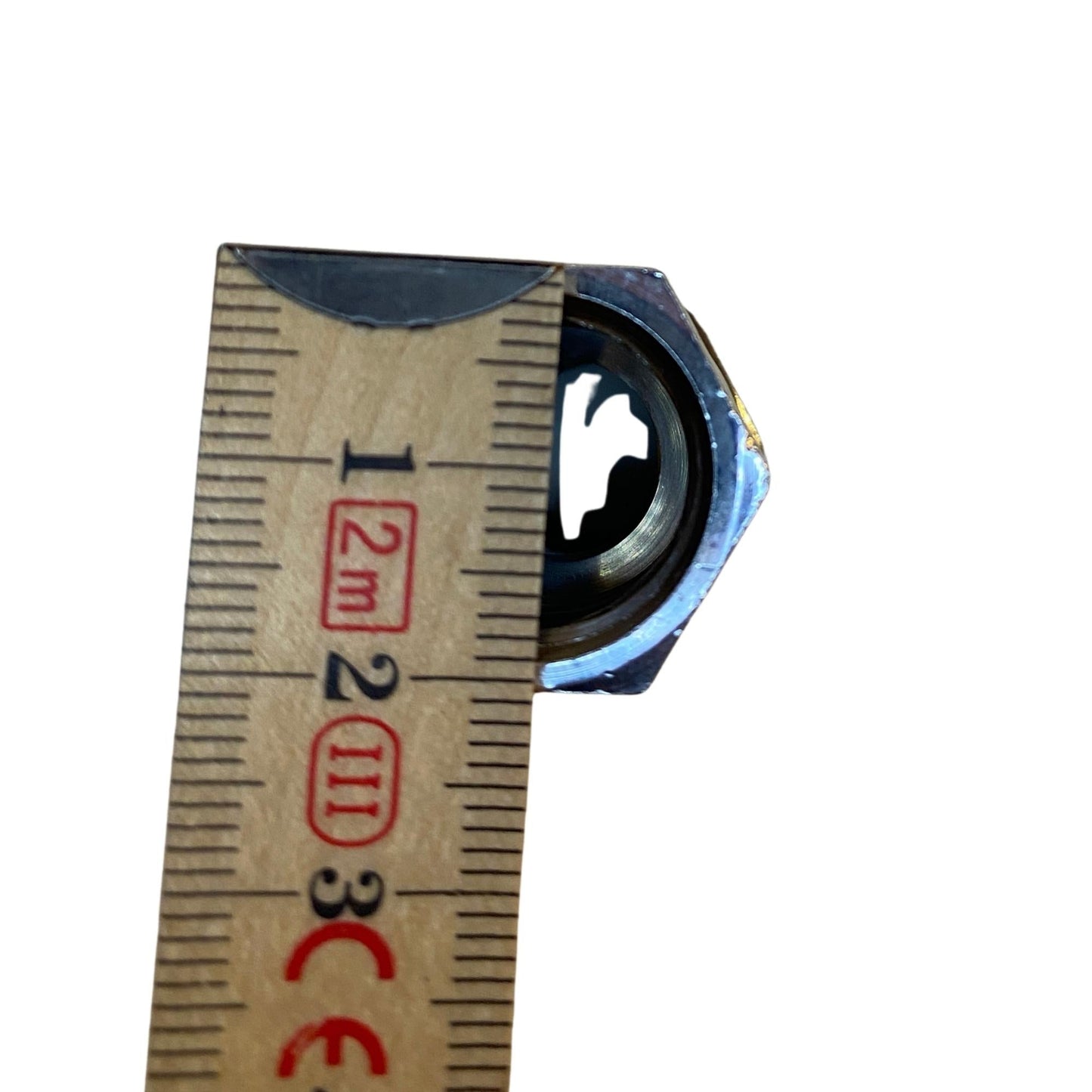 Närbild på invändig gänga 12 mm på förkromad klämringskoppling Vatette med måttangivelse