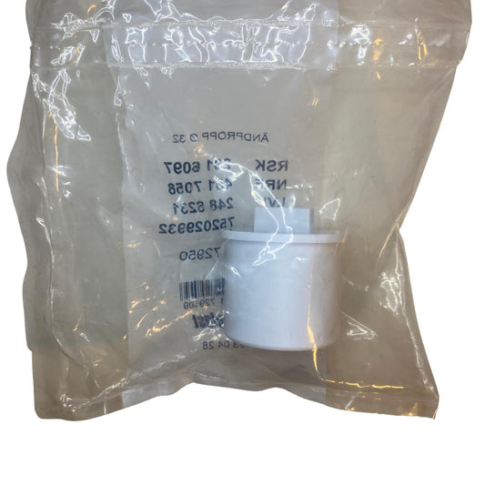 Ändpropp Ø32 i vit PP från Faluplast sedd genom plastpåse
