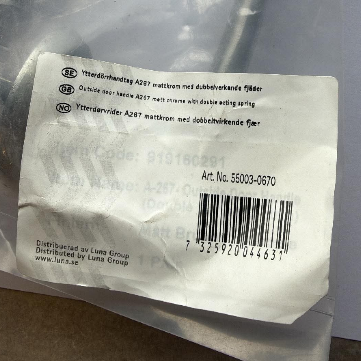 Närbild på etikett med artikelnummer och produktinformation för ytterdörrhandtag A267
