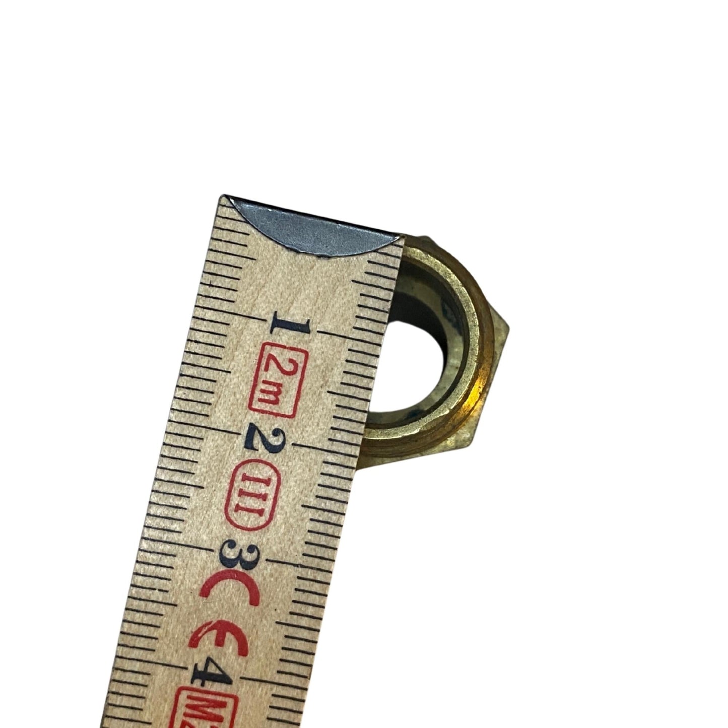 Närbild på genomgående slangnippel 18mm i mässing med sexkant

