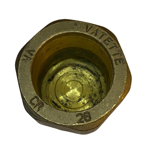 Närbild på stämplad Vatette propp 28 mm i mässing