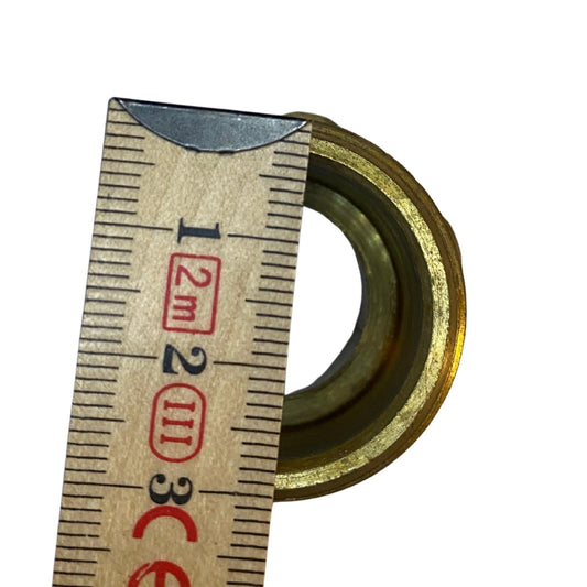 Närbild på utvändig gänga 30 mm i mässingsövergång