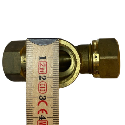 Närbild av Vatette T-rör 15 mm med invändig genomgång i mässing
