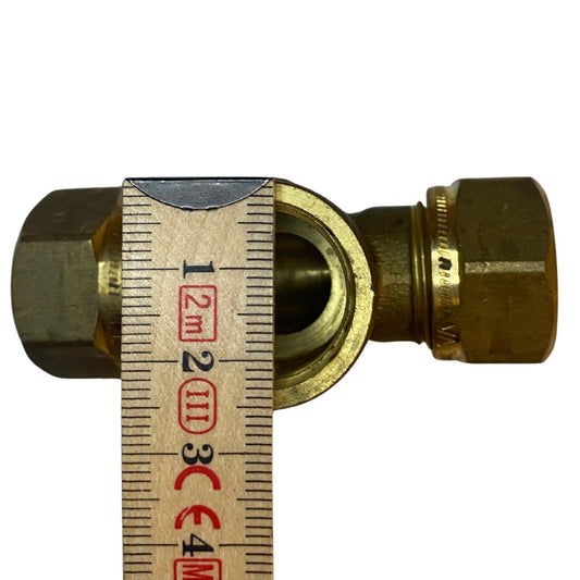 Närbild av Vatette T-rör 15 mm med invändig genomgång i mässing
