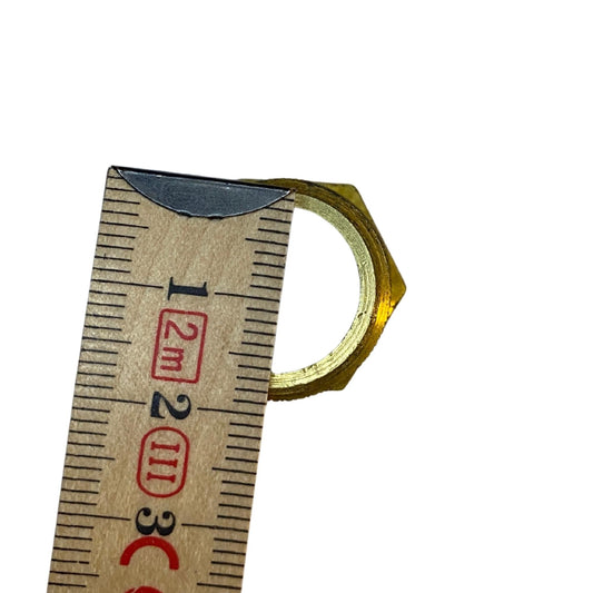 Närbild på 18 mm utvändig gänga på mässingsövergång