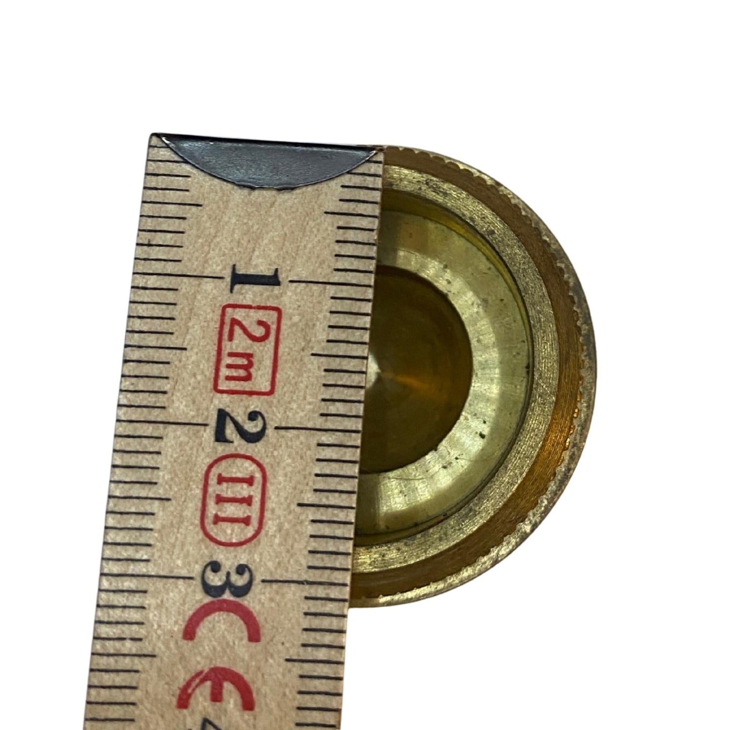 Närbild på utvändig gänga på mässingspropp märkt EZ 32 mm
