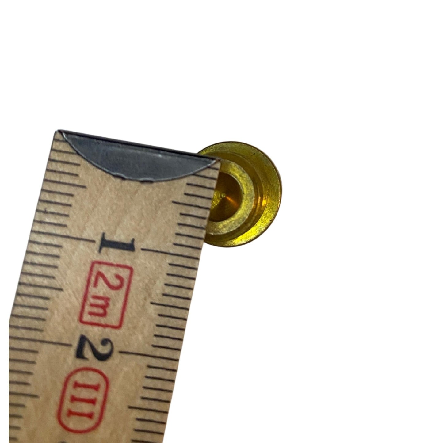 Närbild på 8 mm utvändig gänga på mässingspropp
