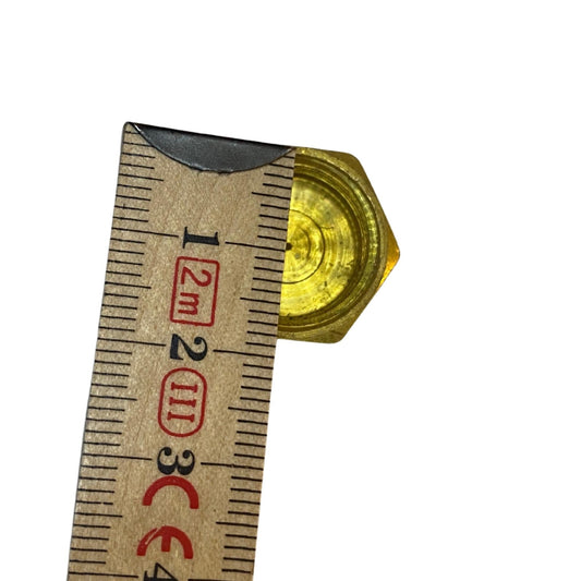 Närbild på 18 mm invändig gänga i mässing med måttband