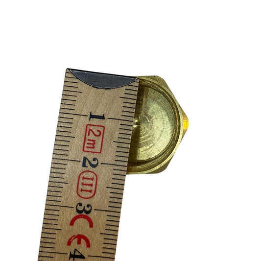 Närbild på 20 mm invändig gänga med måttband
