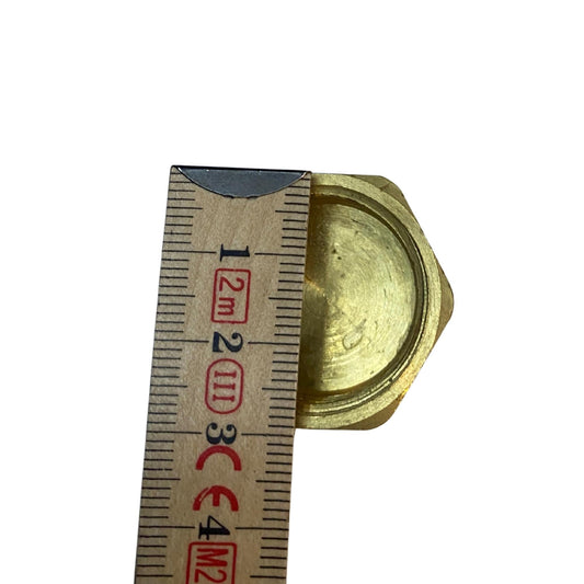 Närbild på 28 mm invändig gänga med måttband
