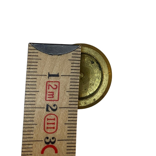 Rund ändplugg i mässing 18 mm med måttangivelse
