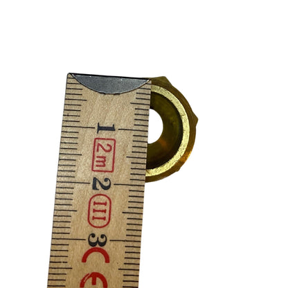 Närbild reduceringsnippel mässing 22 mm genomgående hål uppmätt med tumstock
