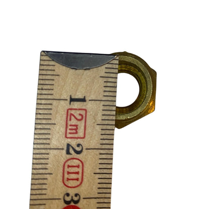 Närbild bussning i mässing 12 mm innerdiameter uppmätt med tumstock
