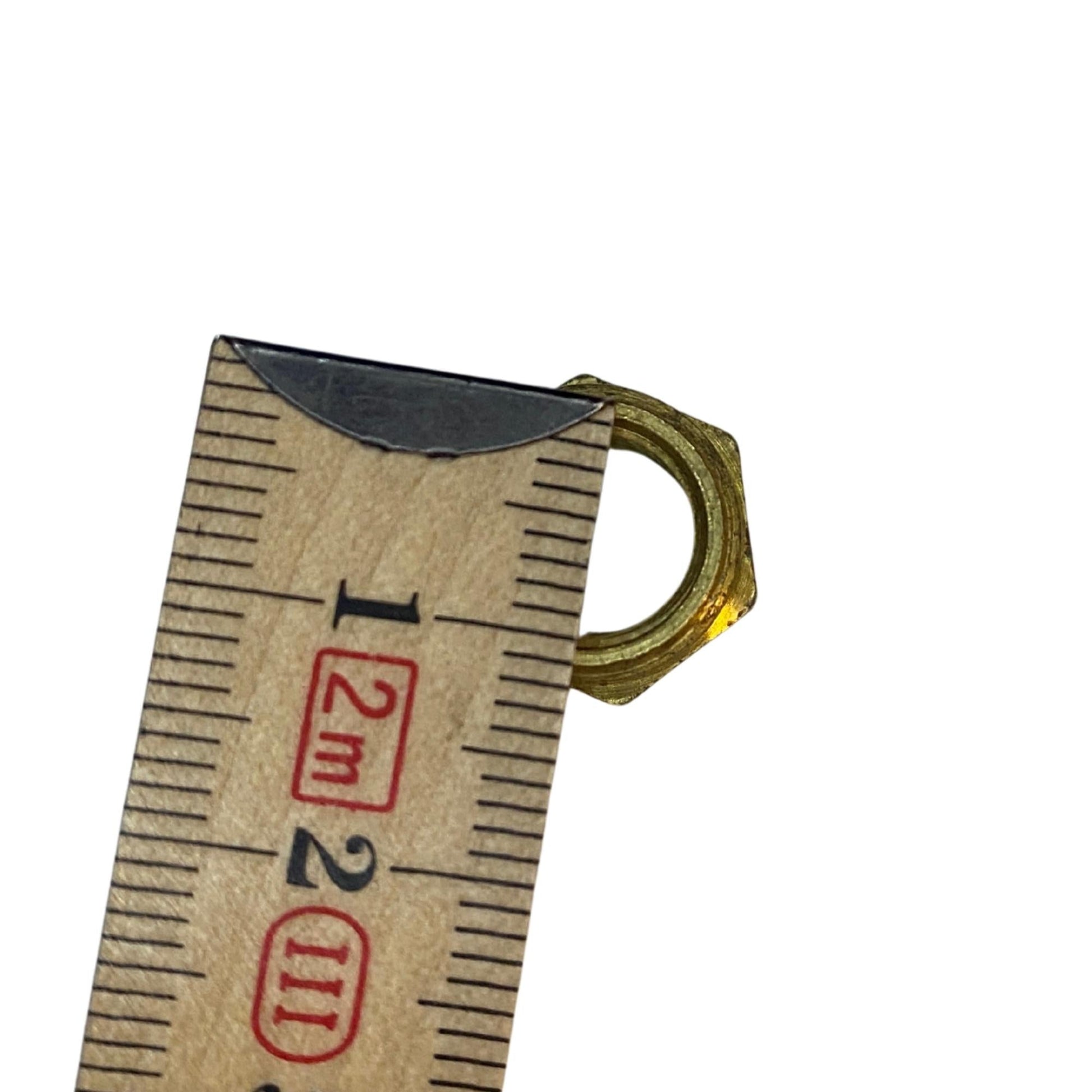 Närbild på mässingsreducering 12mm med invändig gänga och sexkant
