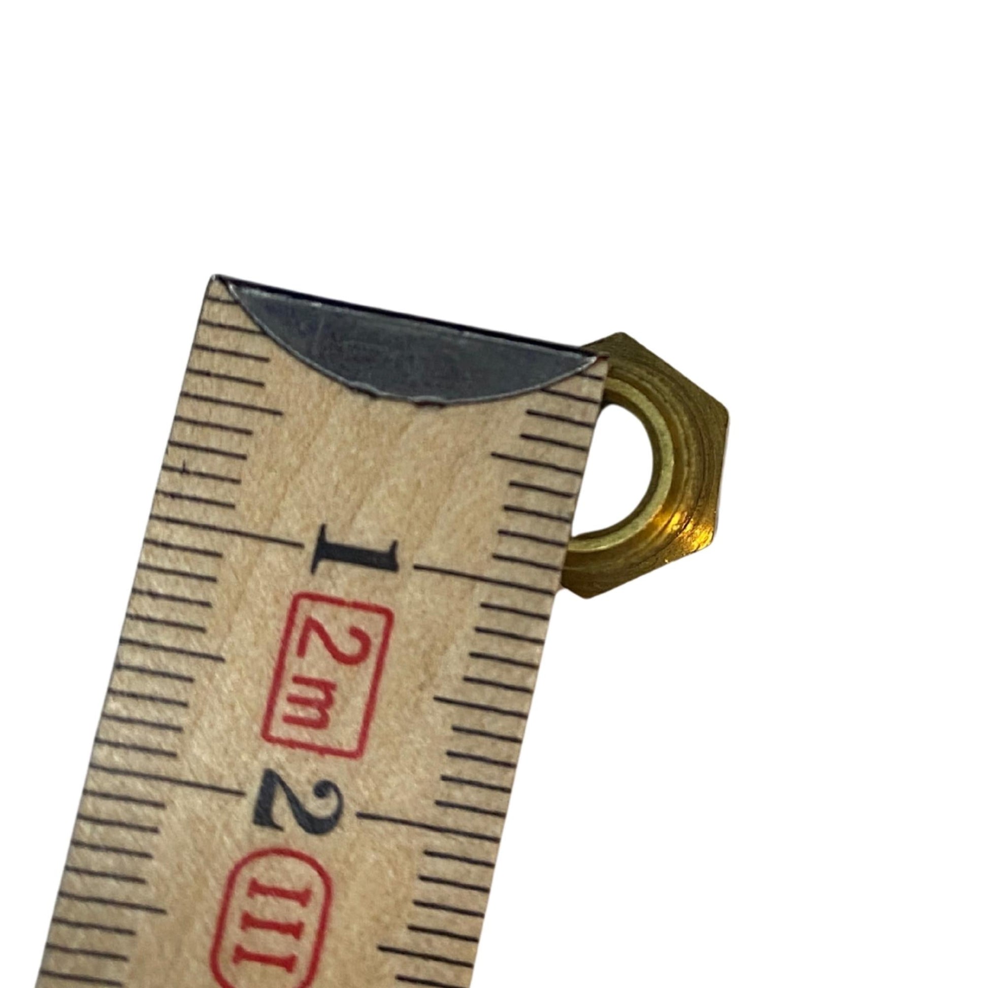 Närbild på mässingsnippel 8mm med invändig öppning och utvändig rörgänga
