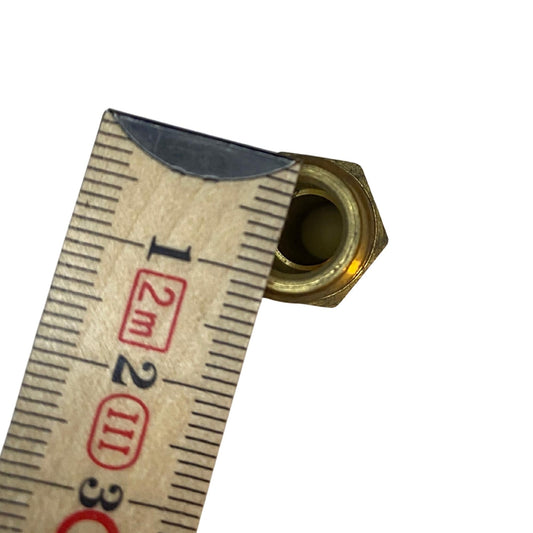 Närbild på mässing slangnippel 12mm med invändig öppning och sexkant
