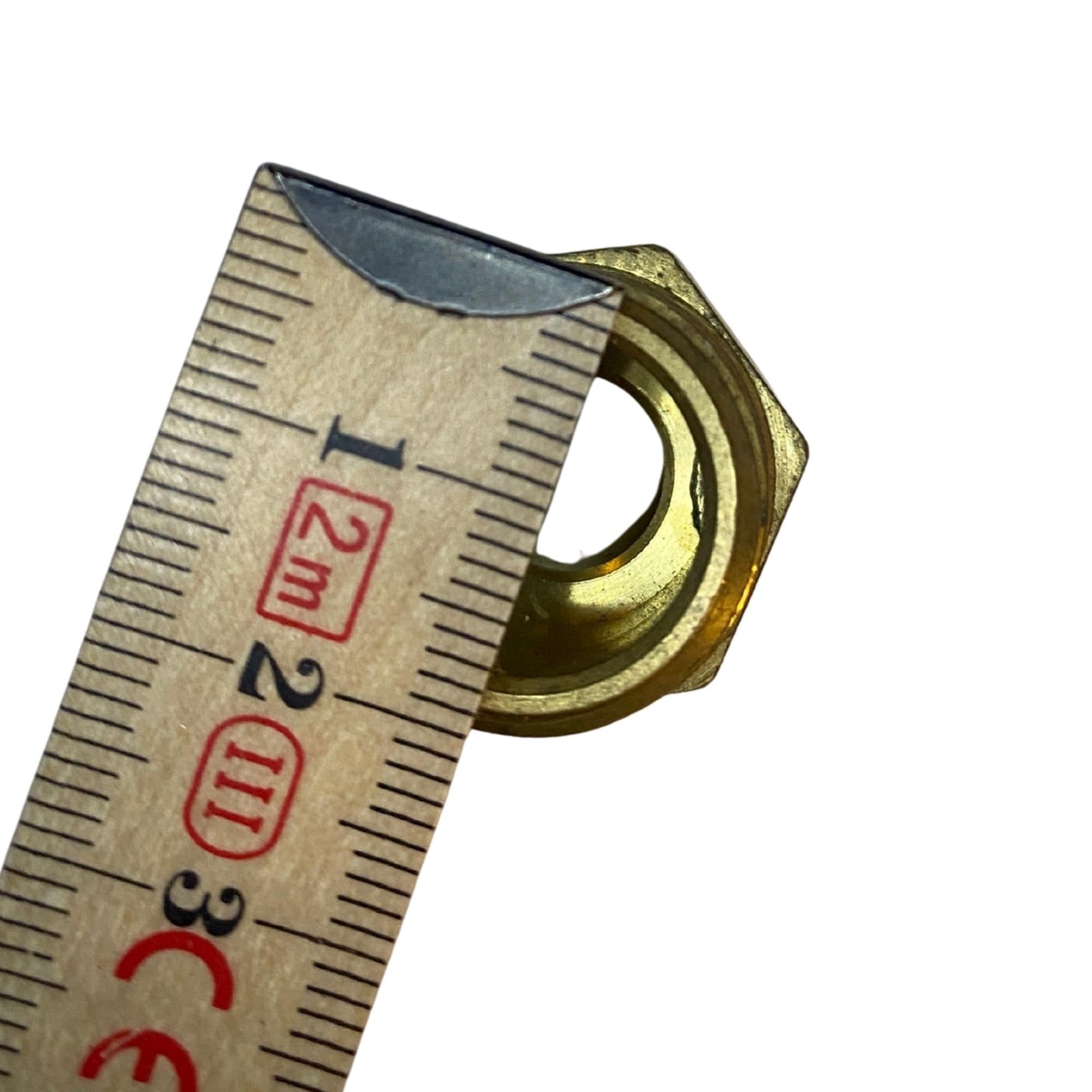 Närbild på mässing slangnippel 18mm med invändig öppning och sexkant
