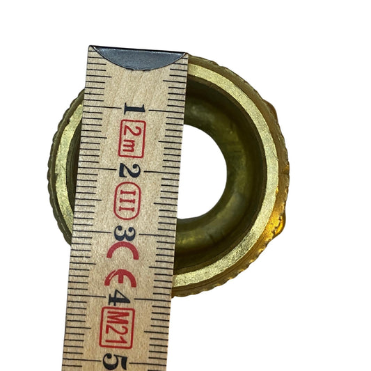Närbild på EZ märkt dubbelnippel 40mm i mässing med genomgående öppning
