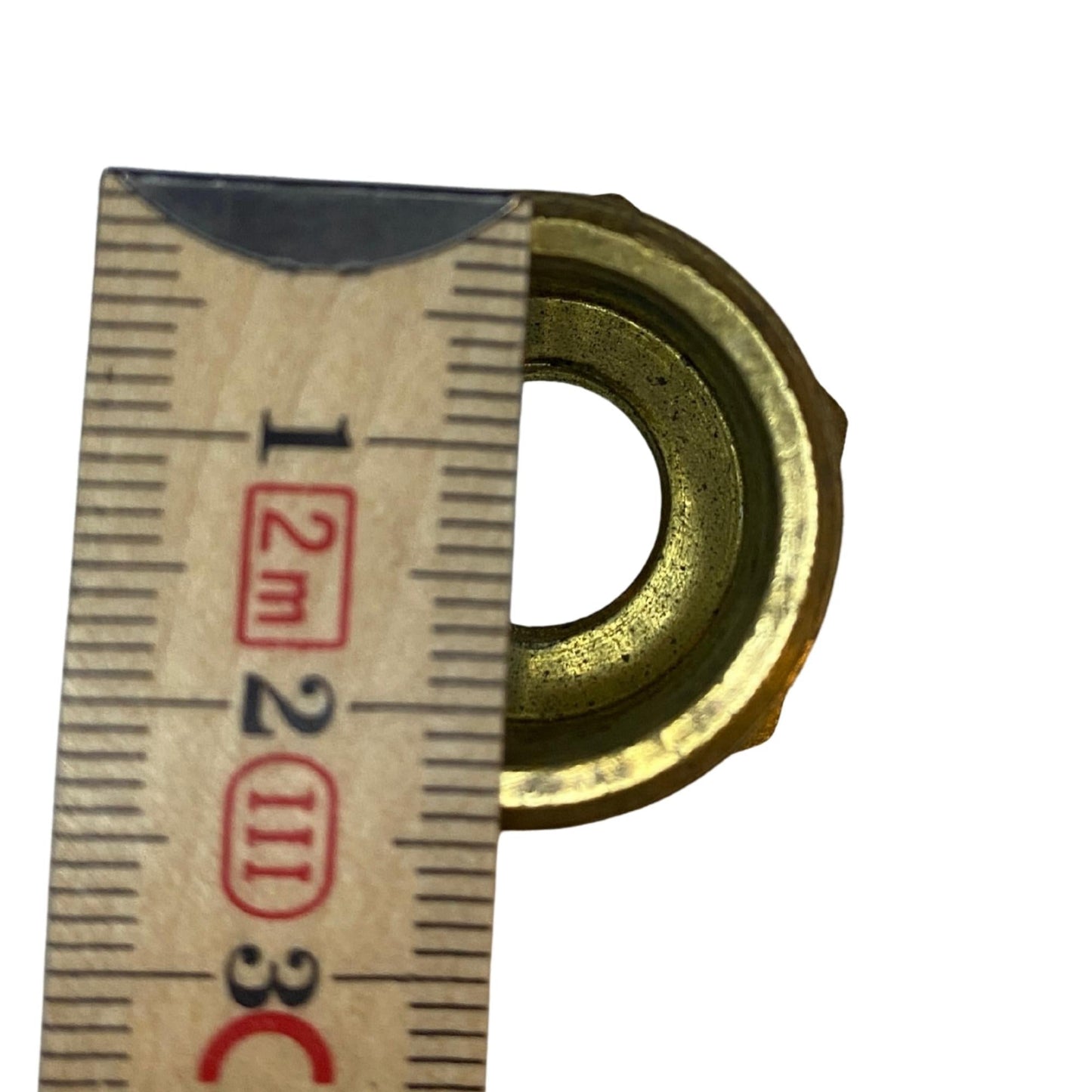 Närbild på mässing övergångsnippel 22mm med genomgående öppning och sexkant
