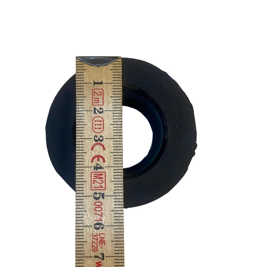 Gumminippel 55 x 35 mm svart uppifrån med måttstock  
