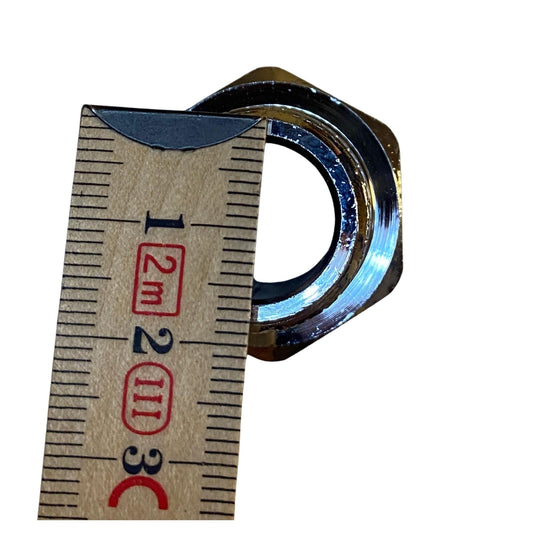 Närbild på reduceringsnippel 25 mm utvändig gänga med tumstock som visar diameter
