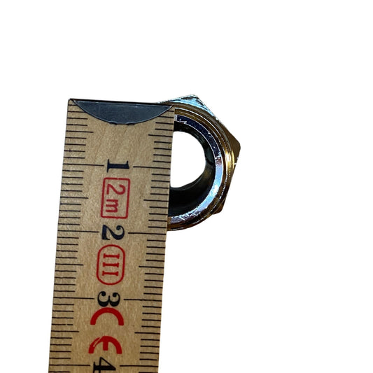 Närbild på 18 mm utvändig gänga på kromad reduceringsnippel med tumstock
