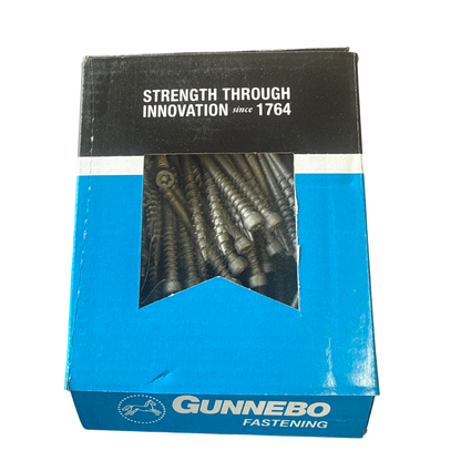 Gunnebo Fastening förpackning med skruvar synliga genom fönster i kartongen