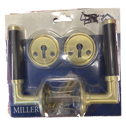 Miller's 1057-MP1-EKO innerdörrhandtag i matt mässing och svart med nyckelskyltar i förpackning