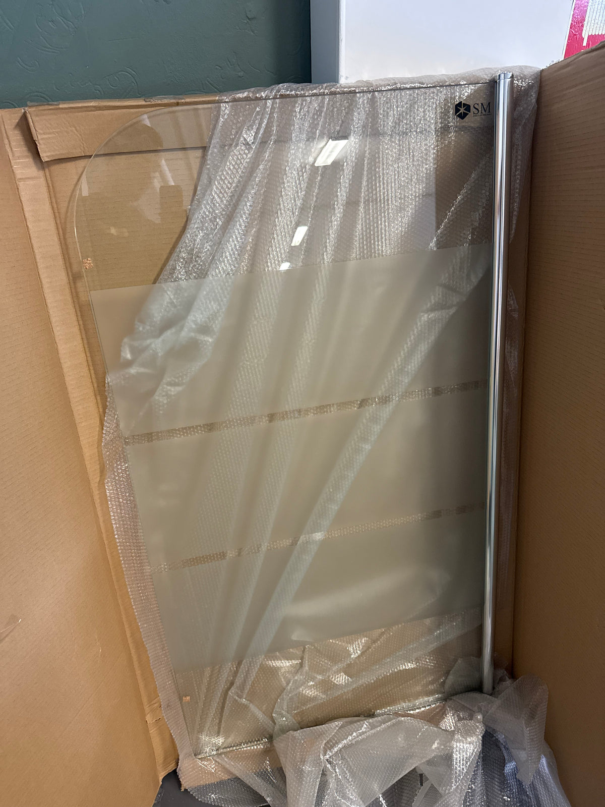 Duschdörr med randigt frostat glas och kromad pivåprofil, inplastad i lager