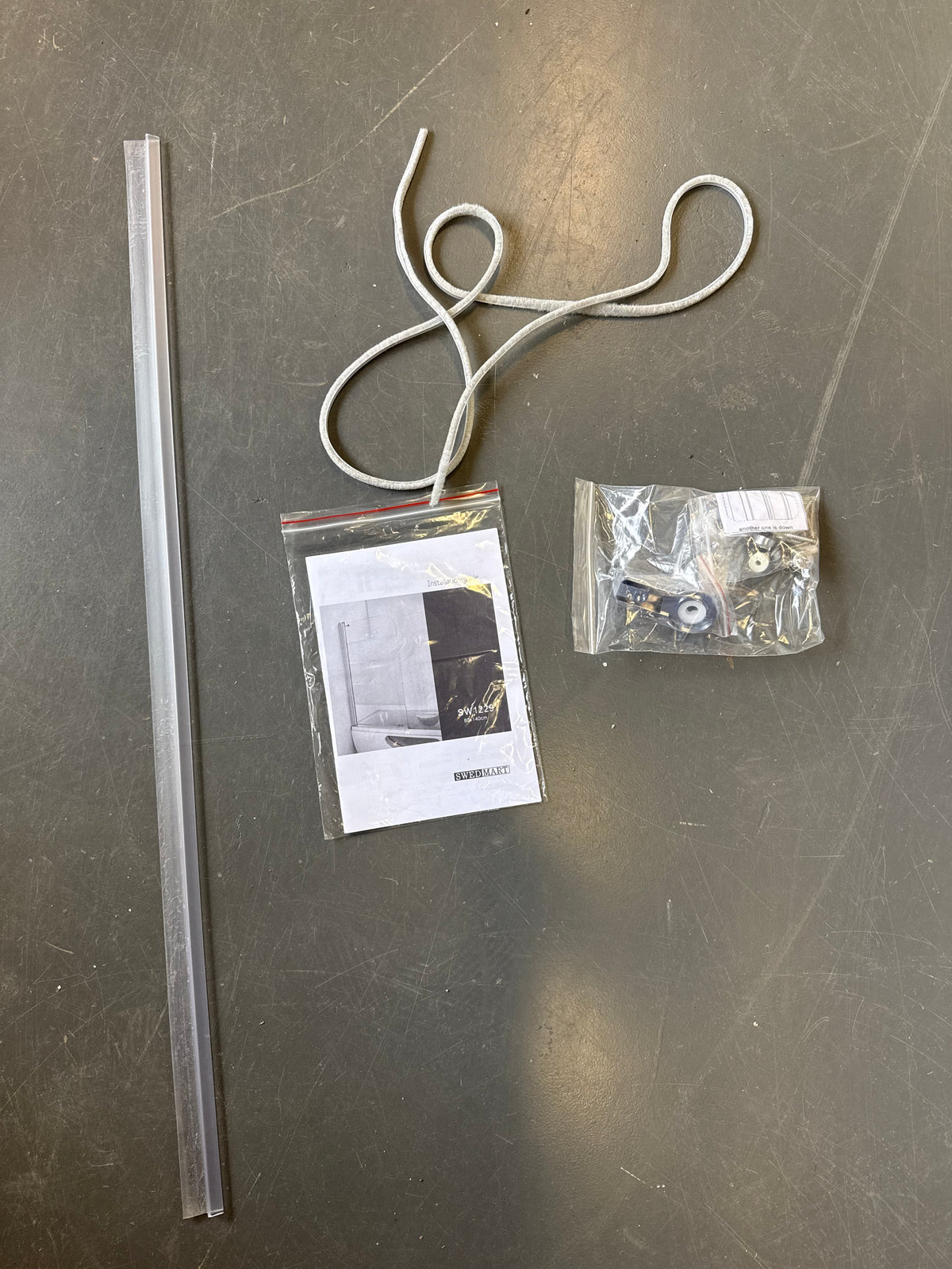 Tätningslist, monteringsbeslag, skruv och installationsanvisning för duschdörren