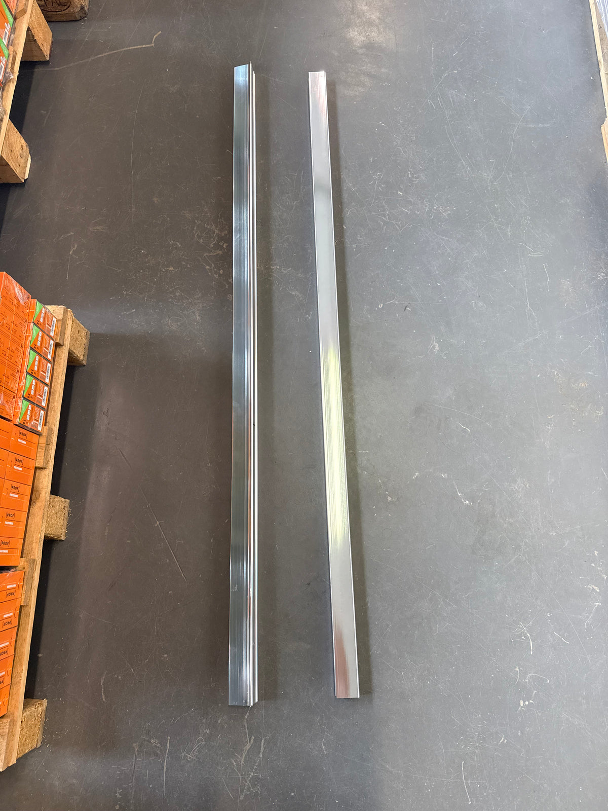 Två väggskenor i aluminium som medföljer duschdörren för infästning