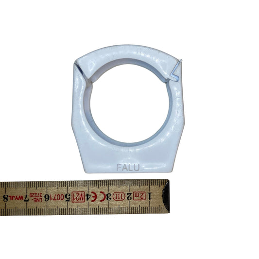Vit rörklamma i plast från Falu för 40mm avloppsrör