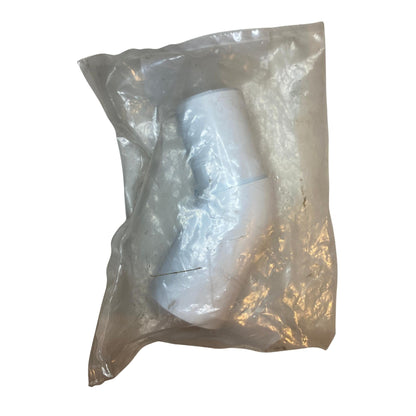 Vit avloppsböj 45° PP från Faluplast sedd genom plastpåse