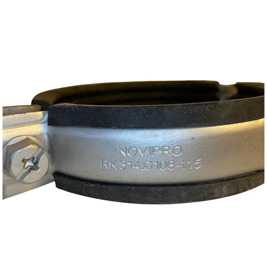 Novipro RK 314 stålrörklammer 108-115 med vibrationsdämpande gummi