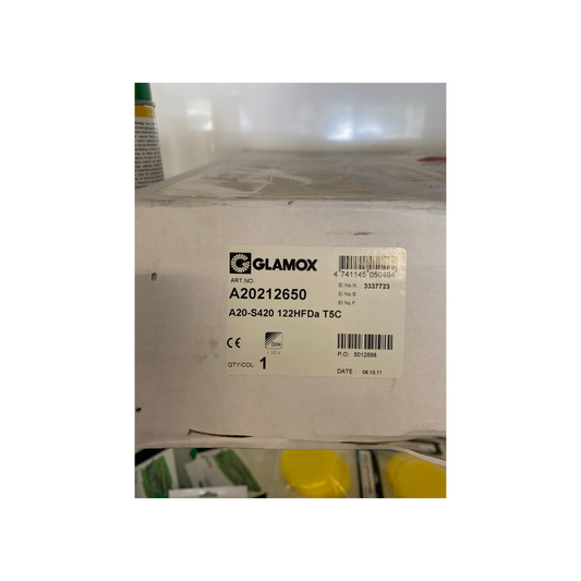 Kartong med Glamox A20-S420 122HFDa T5C armatur, etikett med artikelnummer och specifikationer