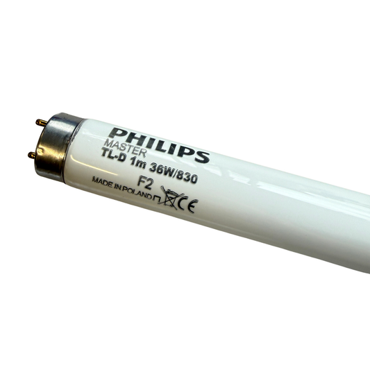 Närbild på Philips Master TL-D 1m 36W/830 lysrör med sockel och märkning