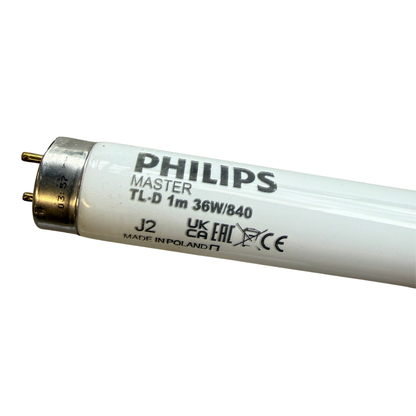 Närbild på Philips Master TL-D 1m 36W/840 lysrör med sockel och märkning