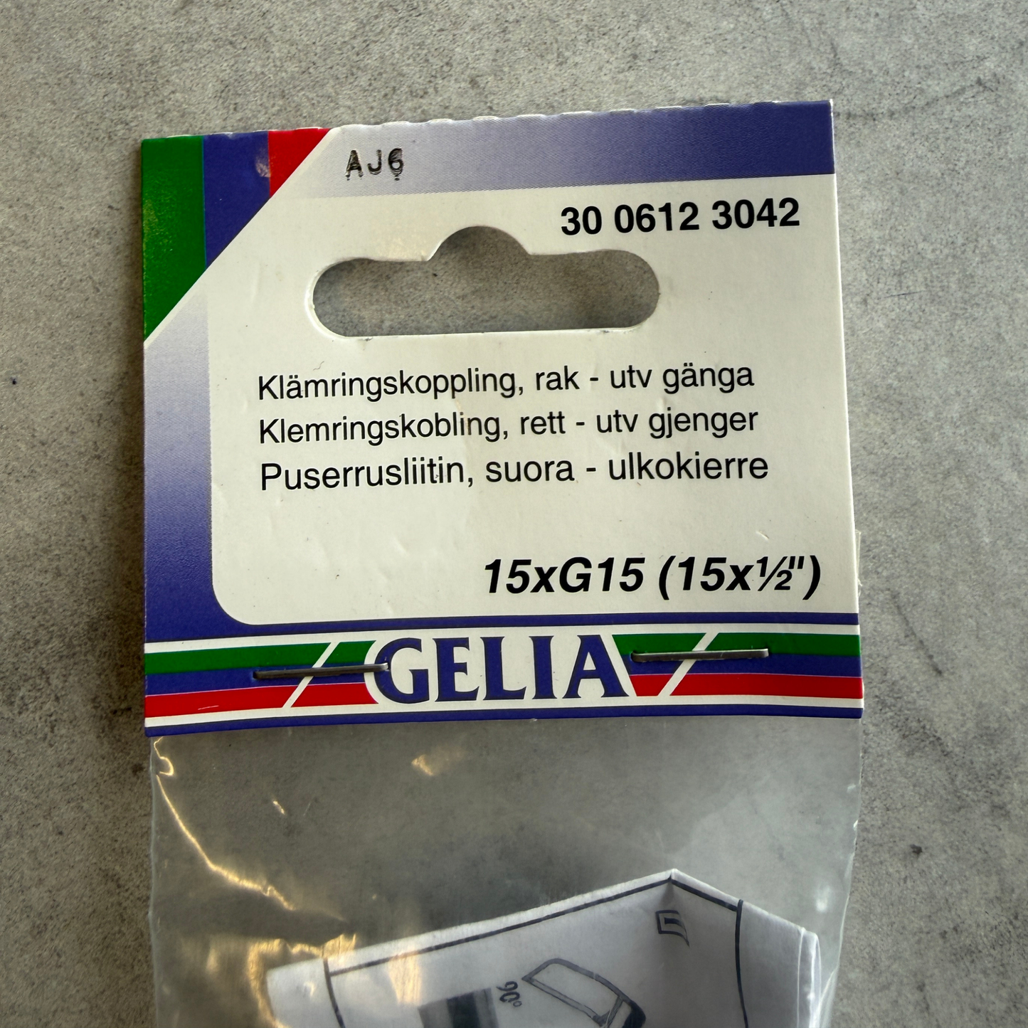 Närbild på förpackning med artikelnummer och specifikation för GELIA klämringskoppling