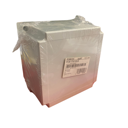 Kapsling Fibox PCM 175/150 G i polykarbonat, förpackad, vinklad vy