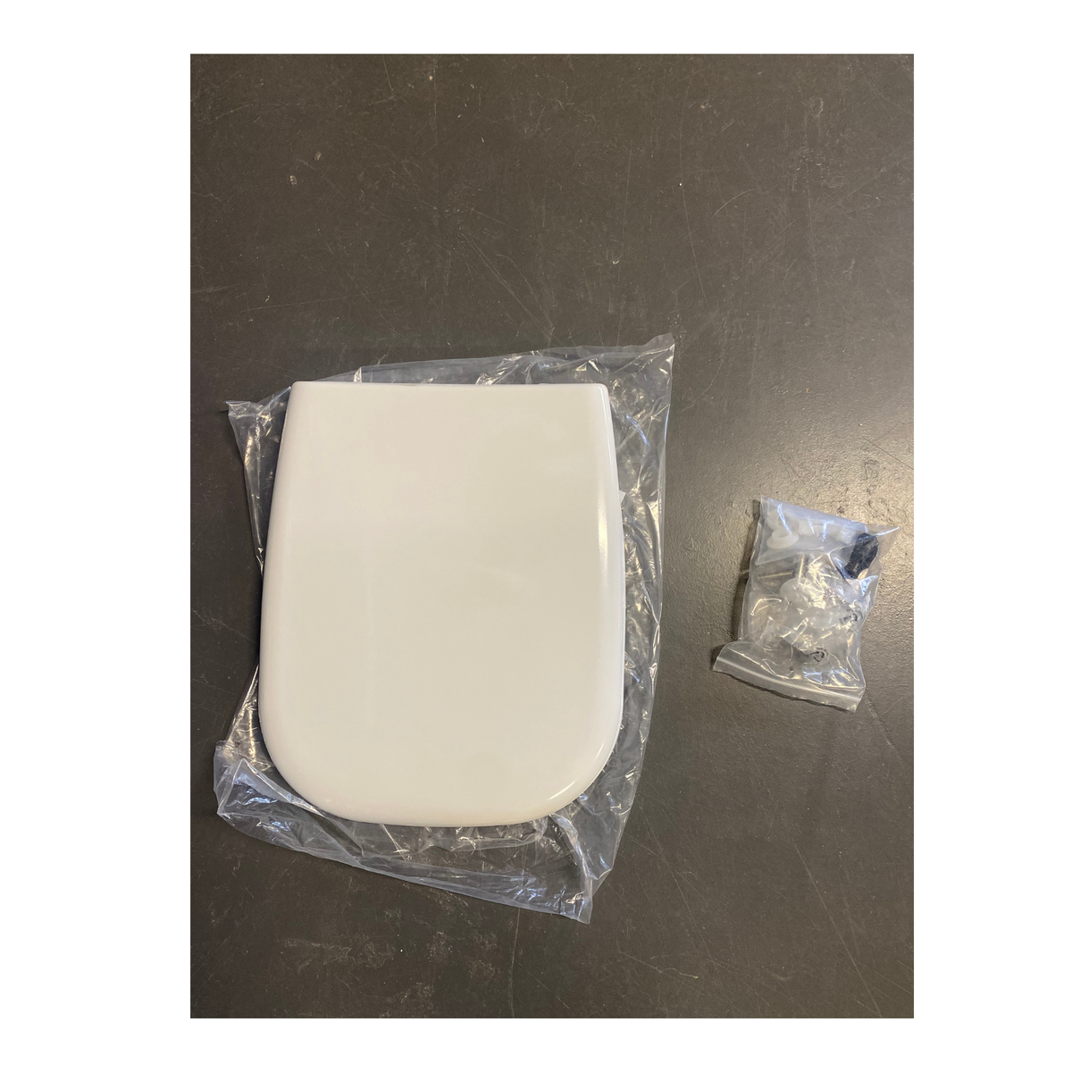 Toalettsits Duravit D-Code vit uppackad med monteringsdetaljer