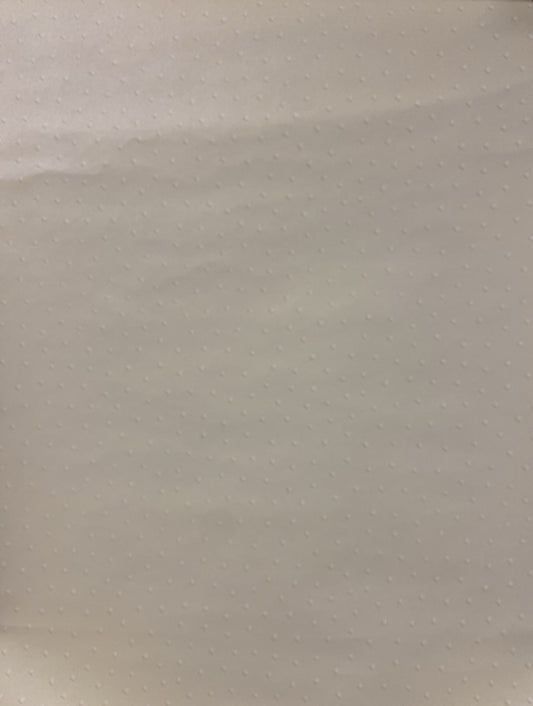 Tapet 907 närbild på crèmevit yta med präglade prickar i relief