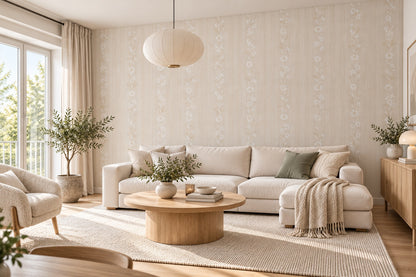 Tapet i beige med vita blomrankor uppsatt i ett ljust vardagsrum