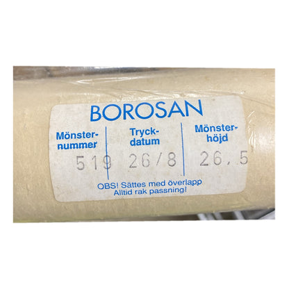 Tapetrulle Borosan 519 etikett med tryckdatum 26/8 och mönsterhöjd 26,5
