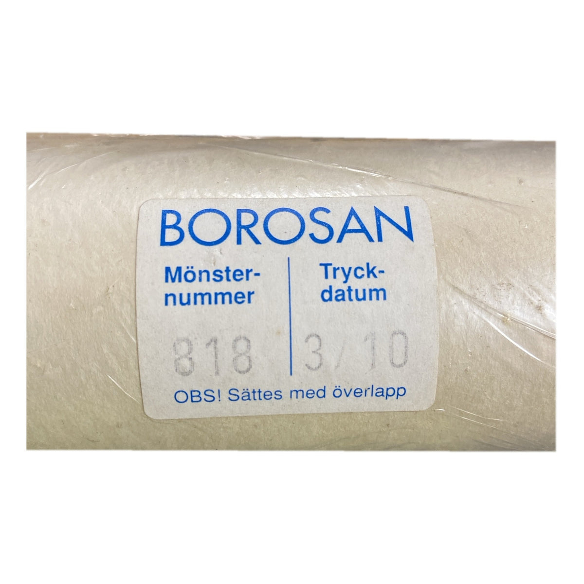 Tapetrulle Borosan 818 med etikett, mönsternummer och tryckdatum