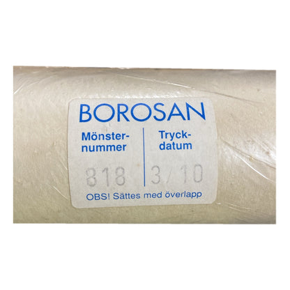 Tapetrulle Borosan 818 med etikett, mönsternummer och tryckdatum