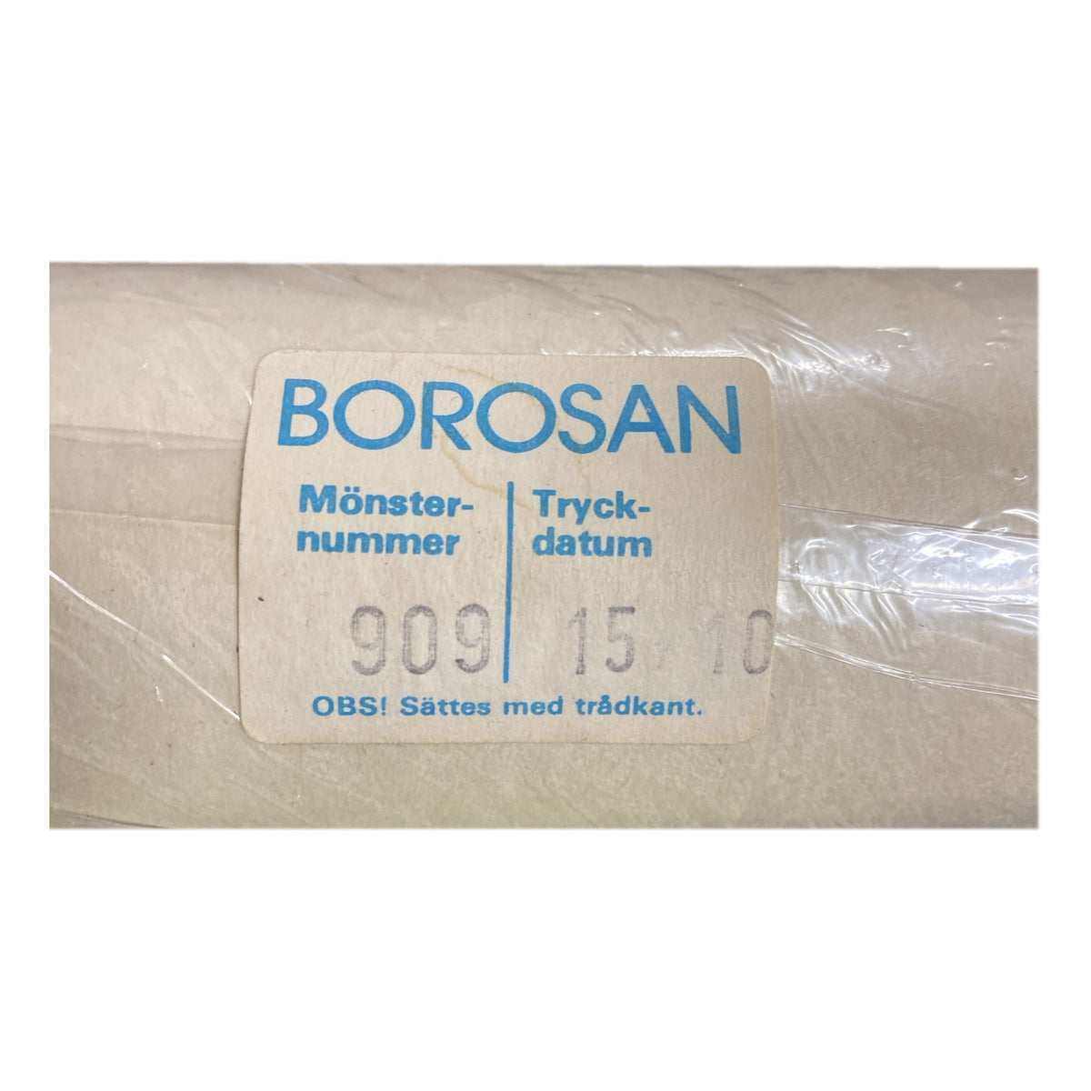 Tapetrulle Borosan 909 med etikett, mönsternummer och tryckdatum